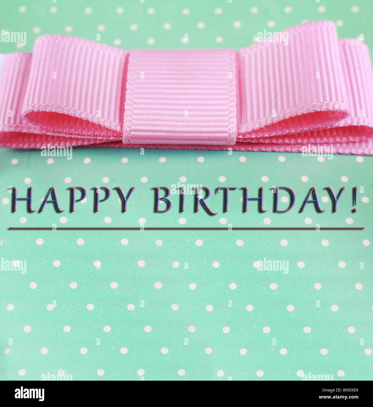 Buon compleanno. fiocco rosa, sfondo turchese, polka dots. biglietto di auguri Foto Stock