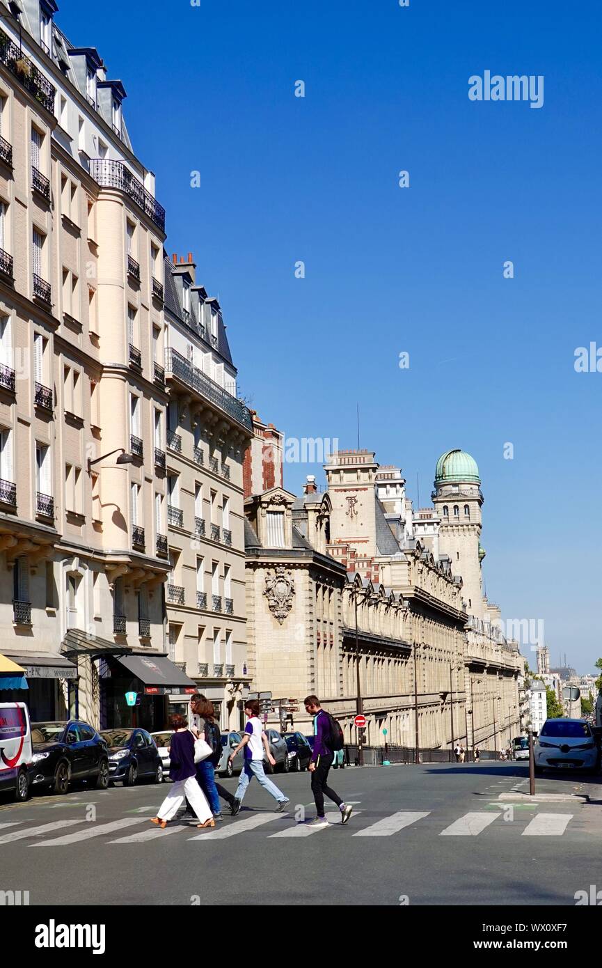 Guardando a Nord verso la torre di astronomia alla Sorbona, Università di Parigi sulla rue Saint-Jacques, Parigi, Francia Foto Stock