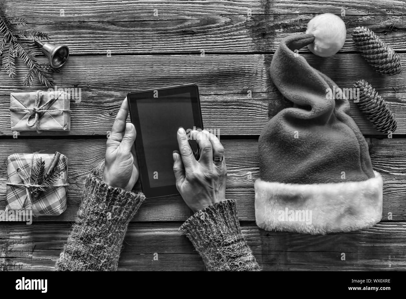 In bianco e nero. Concezione: Preparazione di regali di Natale. Tradizioni di Natale.man, tablet PC, ha Foto Stock