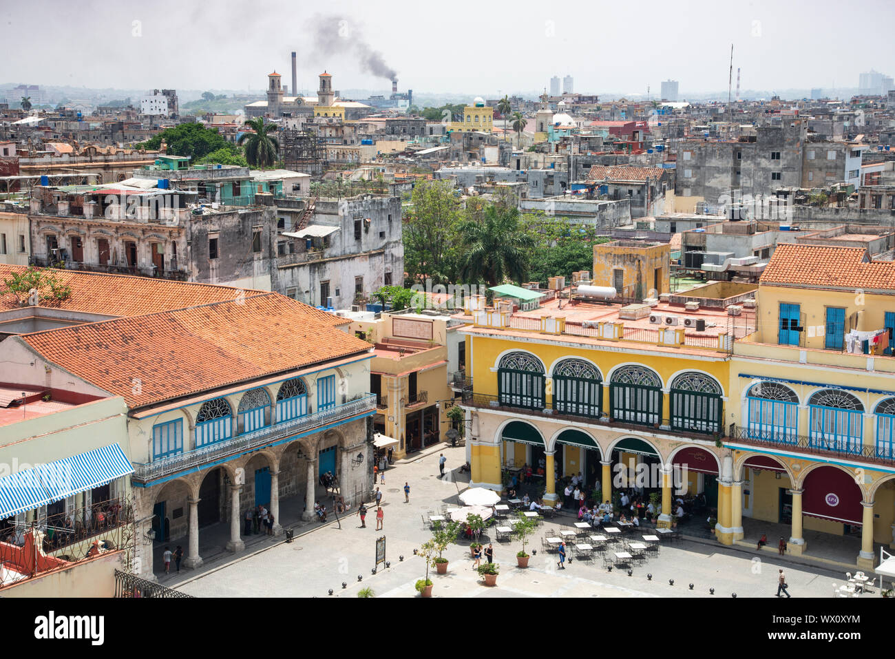 Vista su Plaza Vieja a l'Avana Vecchia, sito Patrimonio Mondiale dell'UNESCO, l'Avana, Cuba, West Indies, dei Caraibi e America centrale Foto Stock