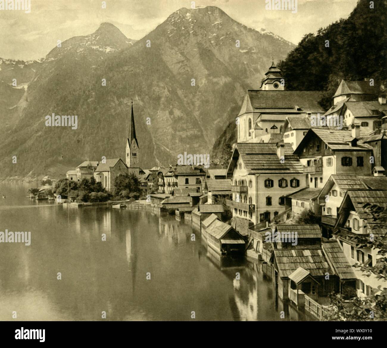 Hallstatt, Austria superiore, c1935. Vista del villaggio di Hallstatt sulle rive del Hallst&#xe4;tter vedere, nella regione di Gmunden. Il sale è stato qui prodotta dai tempi preistorici e il villaggio ha dato il suo nome a Hallstatt cultura della prima età del Ferro, molti artefatti di cui sono stati trovati nella zona. Da "&#xd6;sterreich - Land und Volk", (l'Austria, la terra e la gente). [R. Lechner (Wilhelm M&#xfc;iler), Vienna, c1935] Foto Stock