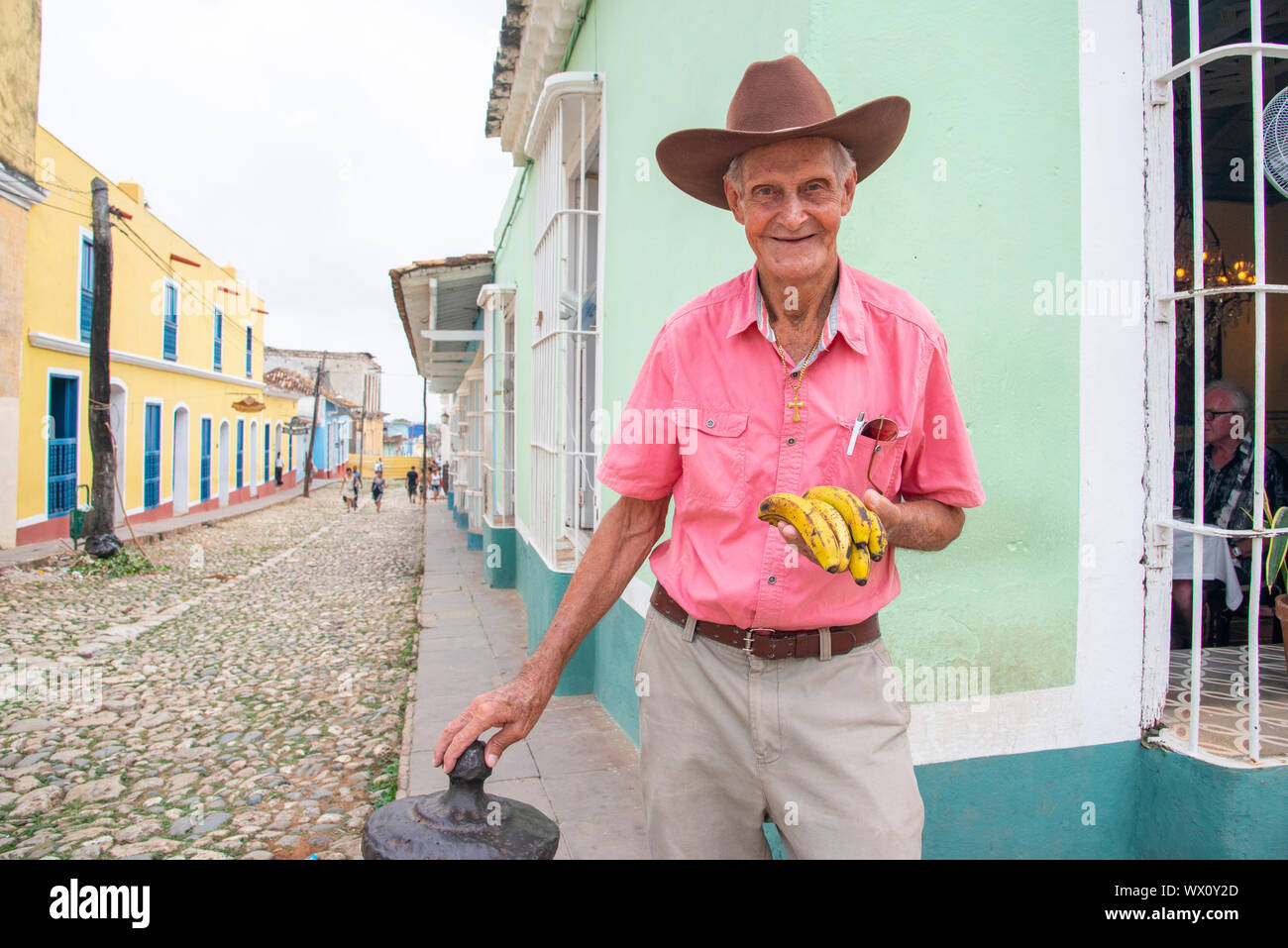 L'uomo la vendita delle banane su un angolo di strada in Trinidad, Cuba, West Indies, dei Caraibi e America centrale Foto Stock