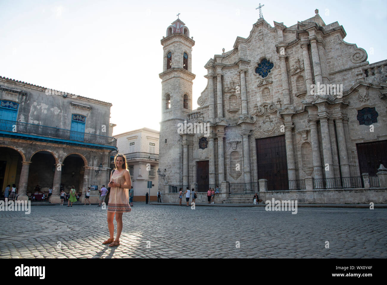 Turisti in piazza del Duomo (Plaza de la Catedral) all Avana Vecchia, sito Patrimonio Mondiale dell'UNESCO, l'Avana, Cuba, West Indies, dei Caraibi e America centrale Foto Stock