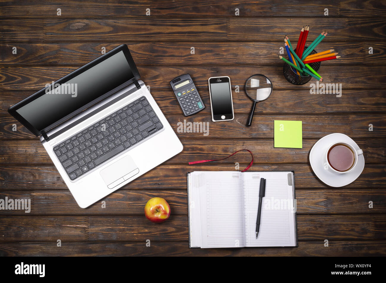Concetto freelancing, concetto aziendale, ufficio scrivania, portatile, notebook vuoto, una tazza di caffè, sma Foto Stock
