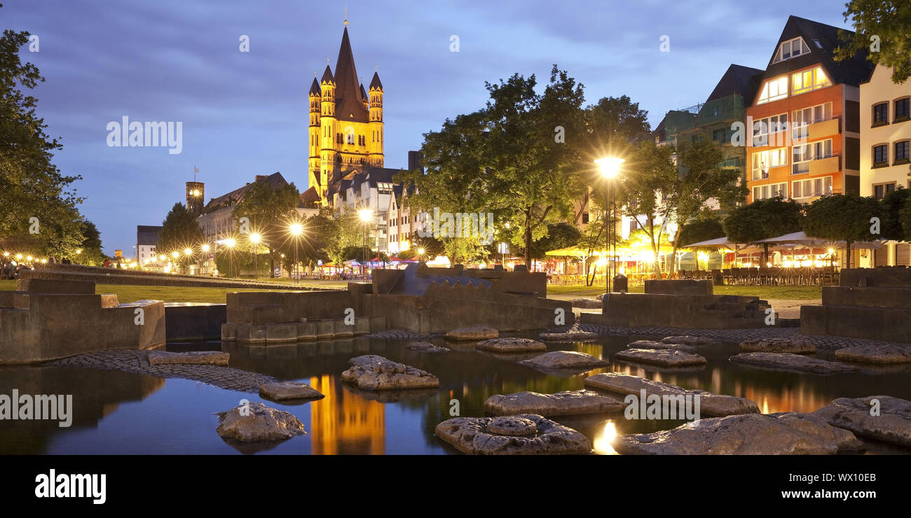 Popolare parco Rheingarten e Grande chiesa di S. Martino in serata a Colonia, Germania, Europa Foto Stock