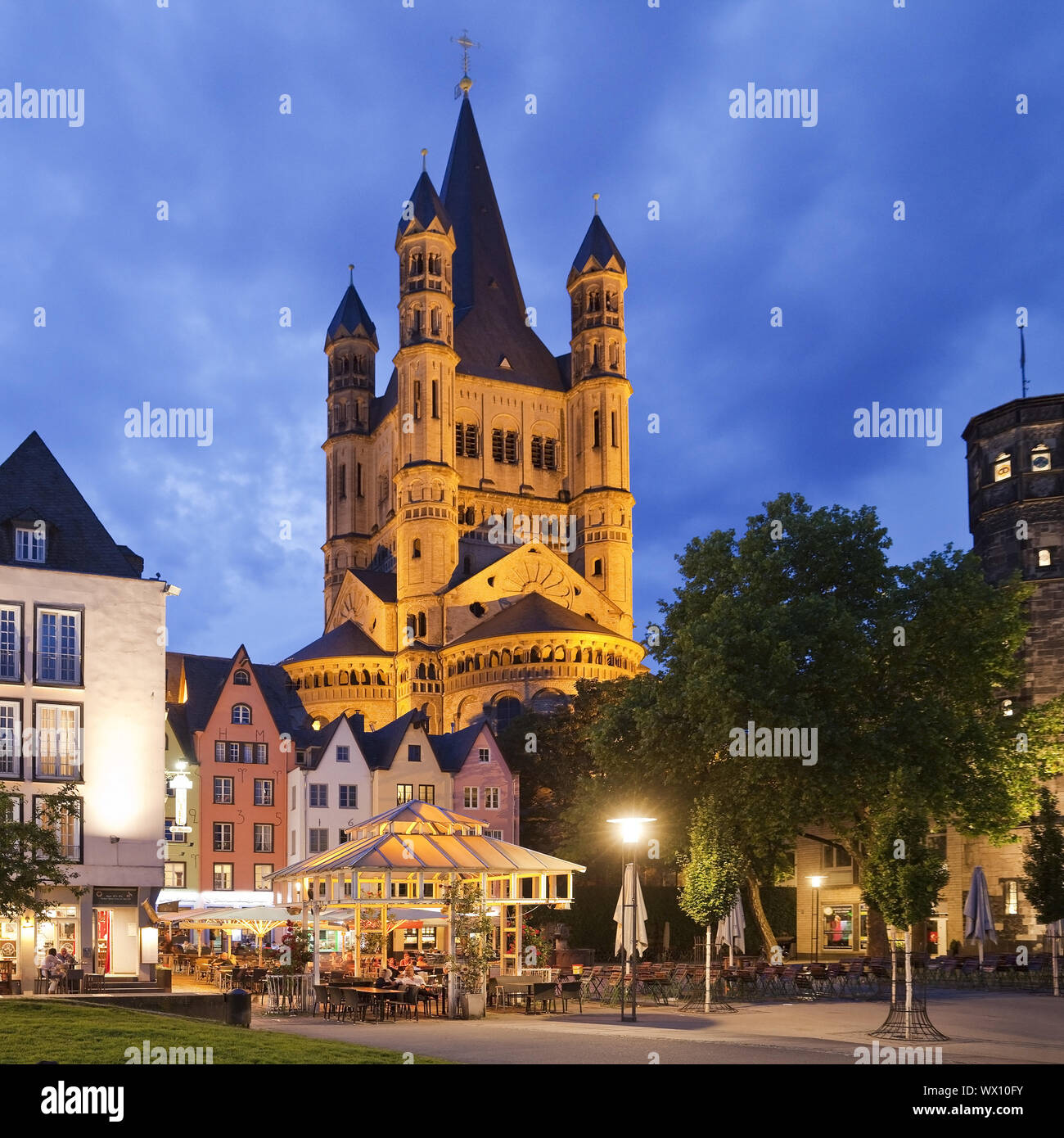 Grande chiesa di S. Martino e il mercato del pesce di sera, Colonia, nella Renania, Germania, Europa Foto Stock