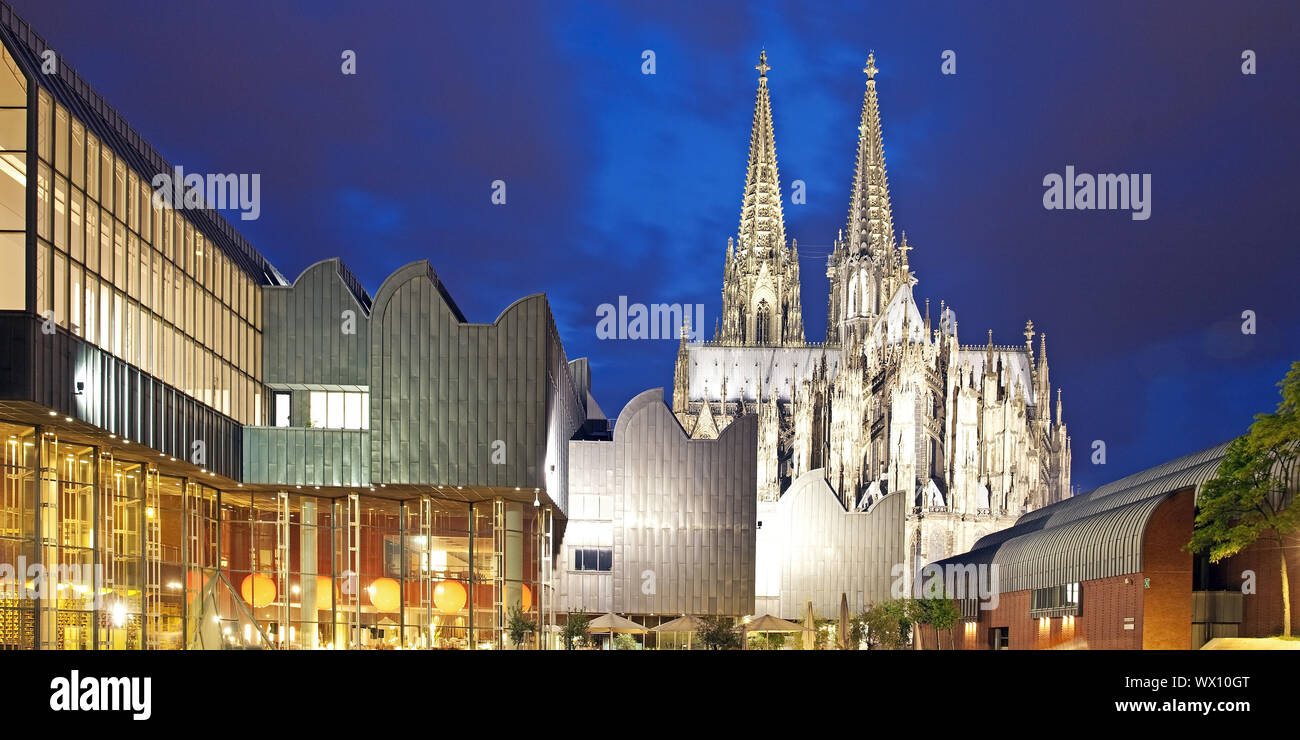 Museo Ludwig e Cattedrale di Colonia in serata, Colonia, nella Renania, Germania, Europa Foto Stock