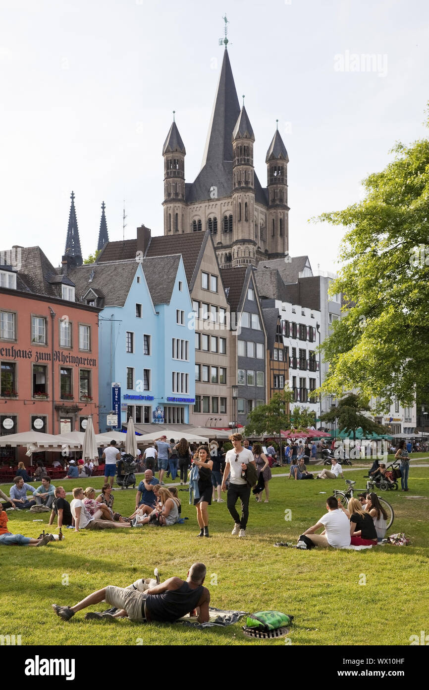 Le persone al Rheingarten con grande chiesa San Martin nella città vecchia di Colonia, Germania, Europa Foto Stock