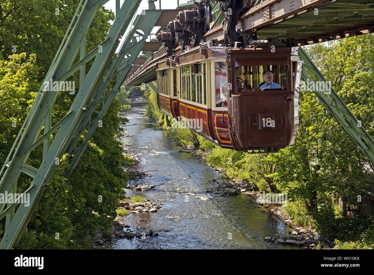 Kaiserwagen storico, Wuppertal ferroviaria di sospensione sul fiume Wupper, Wuppertal, Germania Foto Stock