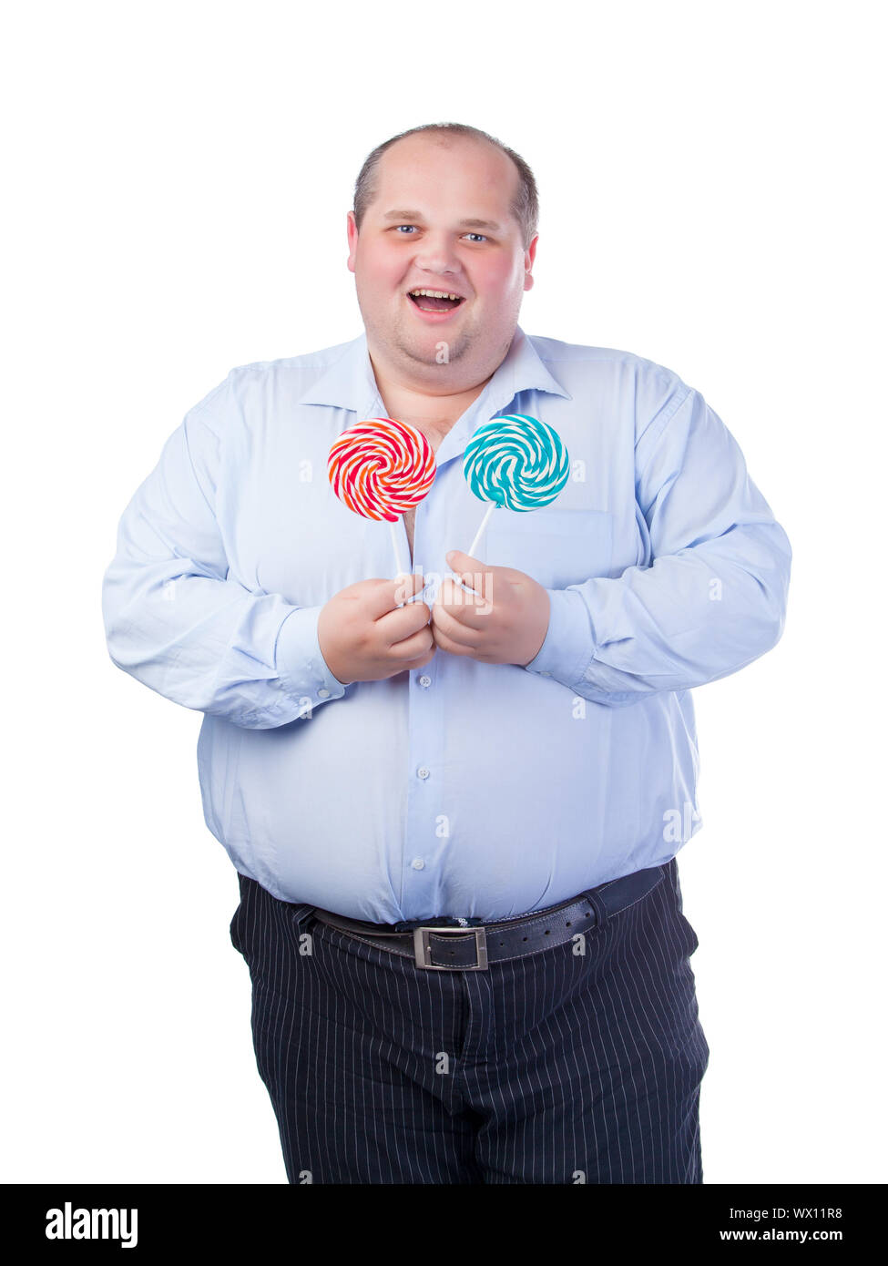 Fat Man in una maglietta blu, mangiare un lecca-lecca Foto Stock