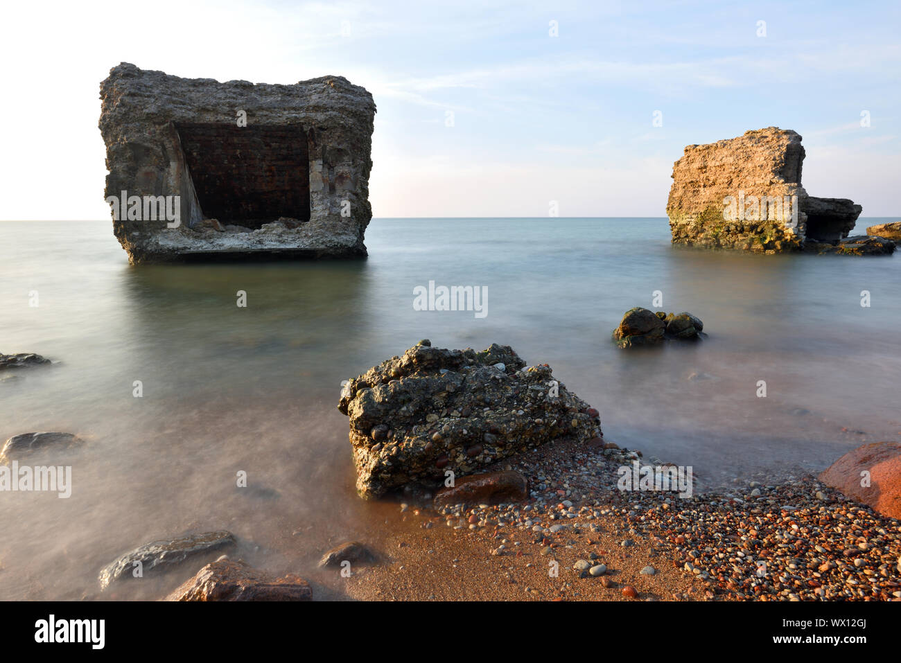 Rovine di bunker sulla spiaggia del Mar Baltico, parte di un antico fortilizio nella ex base sovietica Karosta a Liepaja, Lettonia Foto Stock