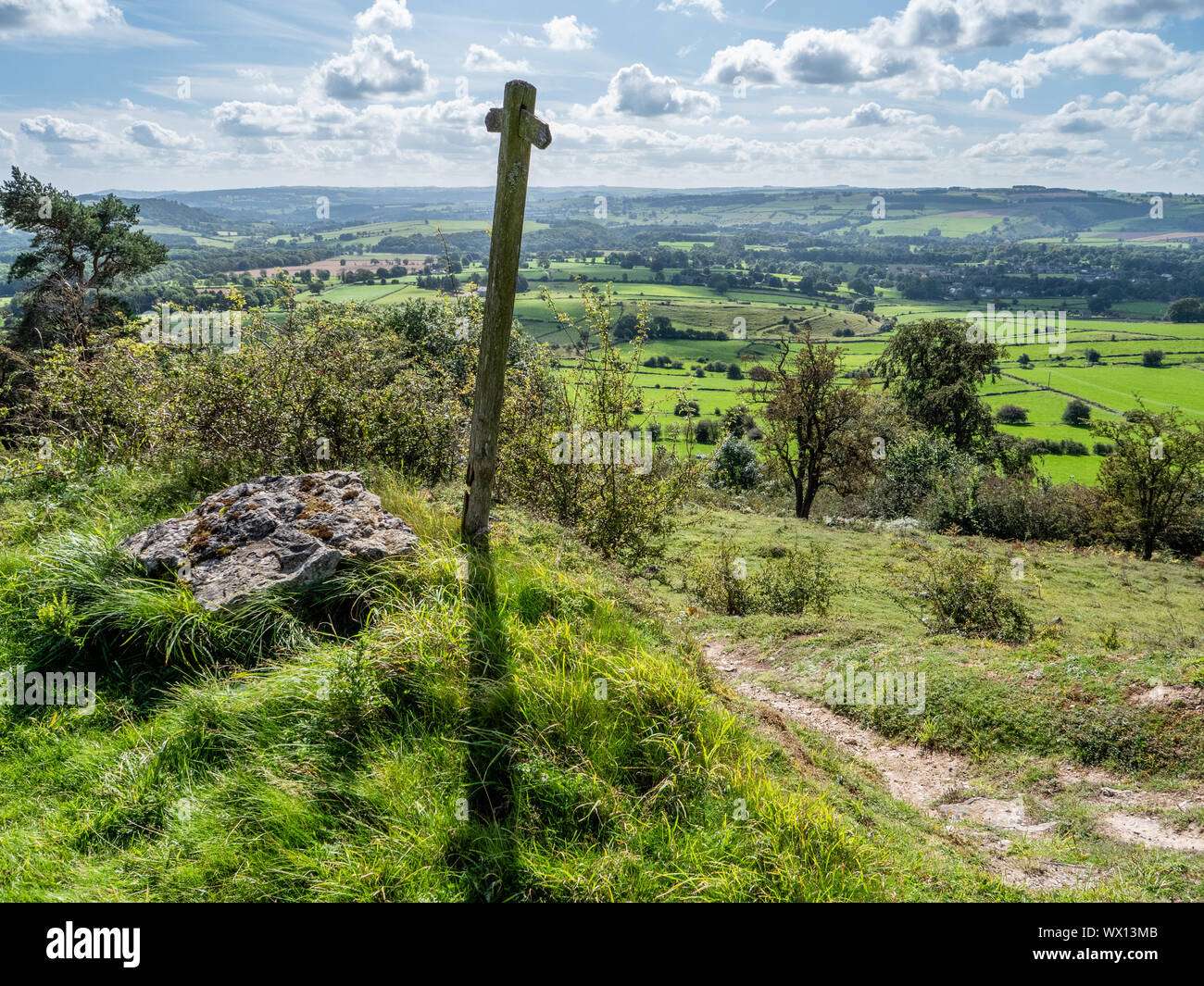Dito post su un sentiero sul bordo Longstone vicino a Baslow guardando verso la Chatsworth Estate nel Derbyshire Peak District UK Foto Stock