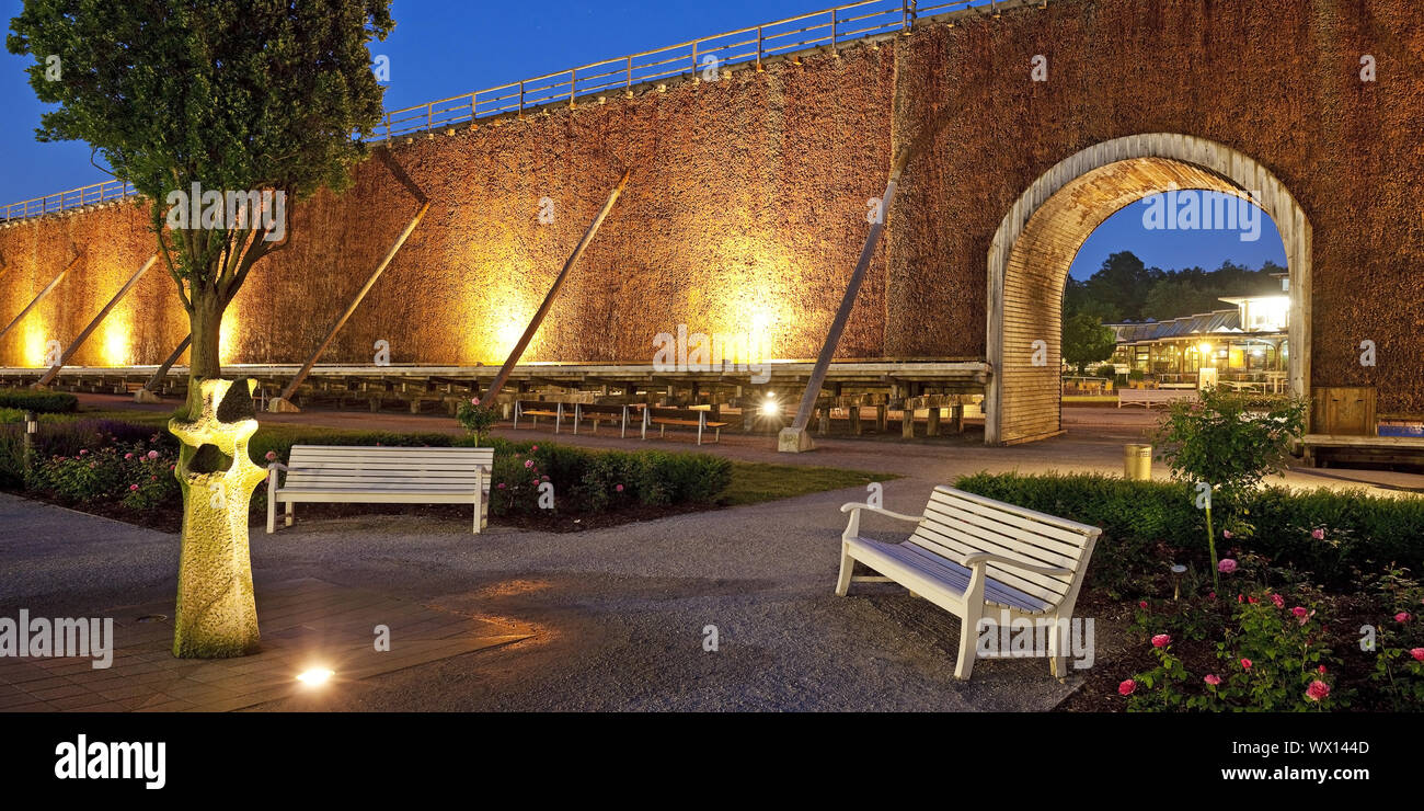 Illuminato casa di laurea presso il giardino di rose nel blu ora, Bad Salzuflen, Germania, Europa Foto Stock