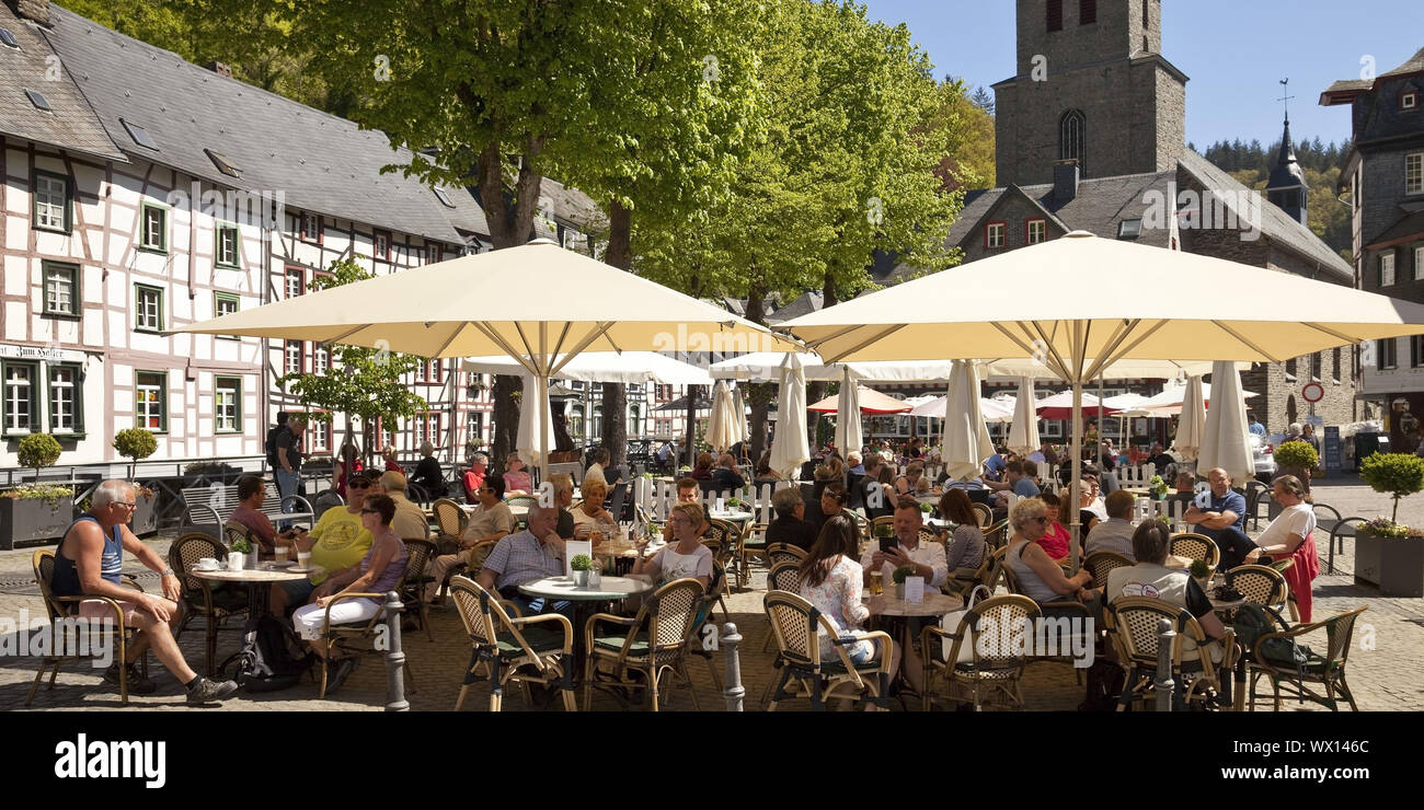 Cafè sul marciapiede nella città vecchia, Monschau, Eifel, nella Renania settentrionale-Vestfalia, Germania, Europa Foto Stock