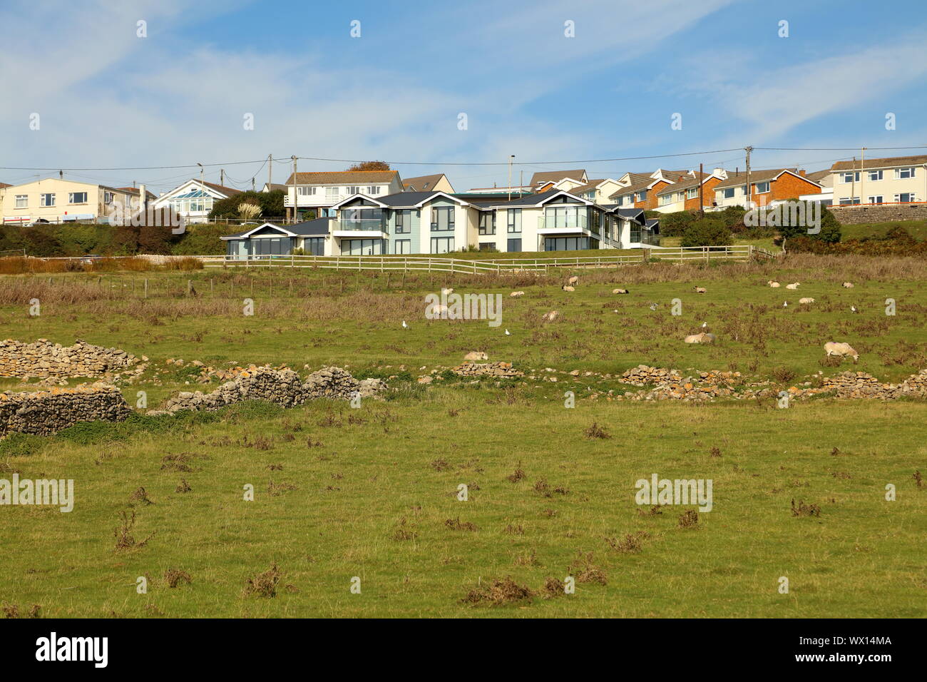 Orizzonte appartamenti a Ogmore dal mare con la nuova build dando una vista davvero bella destra attraverso il canale di Bristol e Somerset può essere visto in un giorno chiaro. Foto Stock