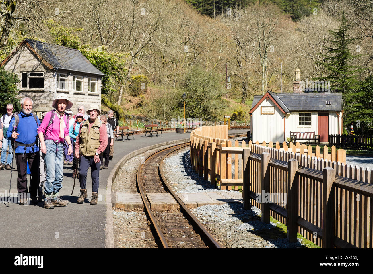 Gruppo di escursionisti in attesa sulla piattaforma della stazione per un treno sul patrimonio a scartamento Ffestiniog linea ferroviaria a Tan-y-Bwlch, Gwynedd, Galles del Nord, Regno Unito Foto Stock