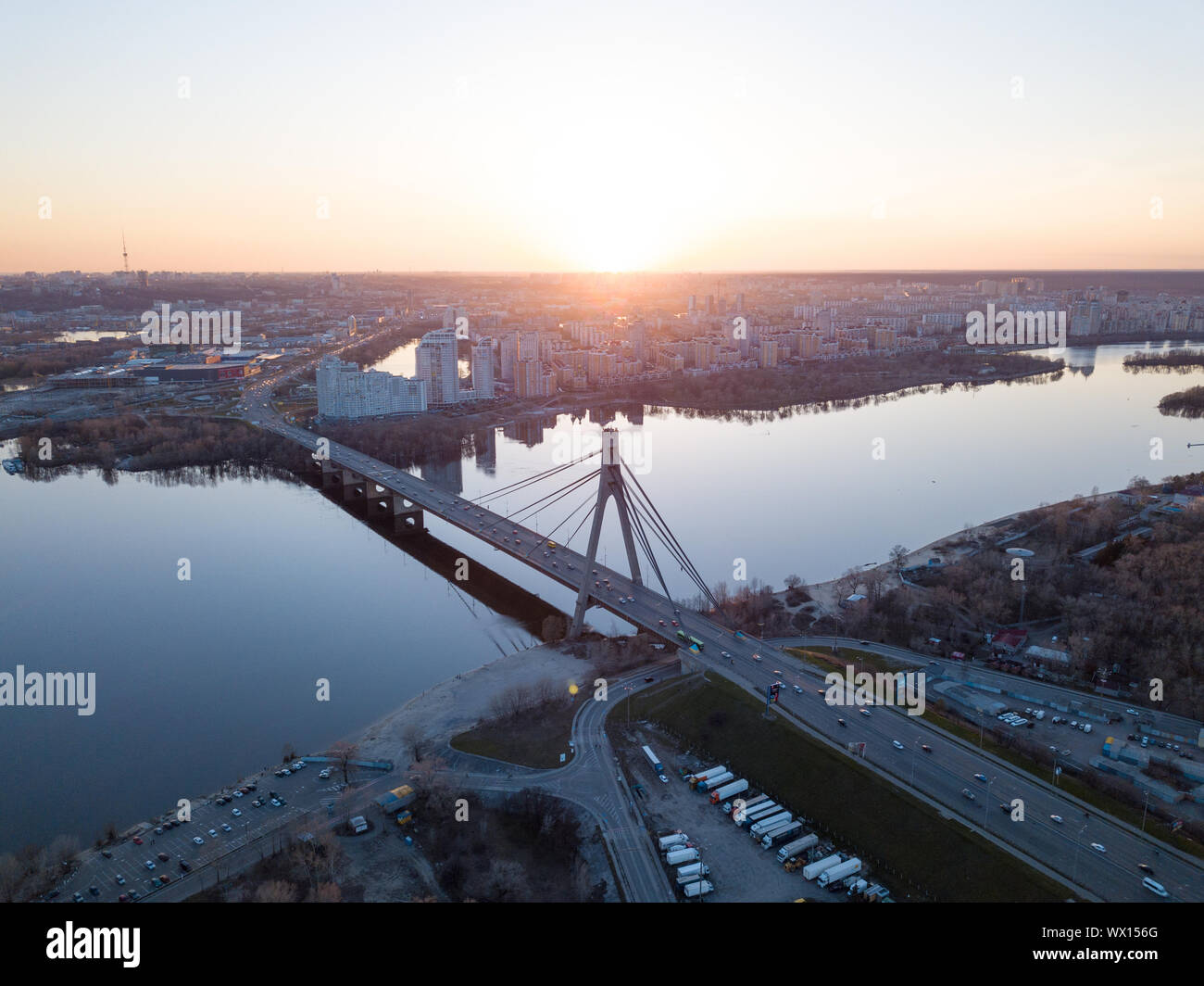 Kiev, Ucraina - 7 Aprile, 2018 - panorama della città da una vista panoramica che si affaccia su North Bridge (Ponte di Mosca) attraverso il Dnieper Riv Foto Stock