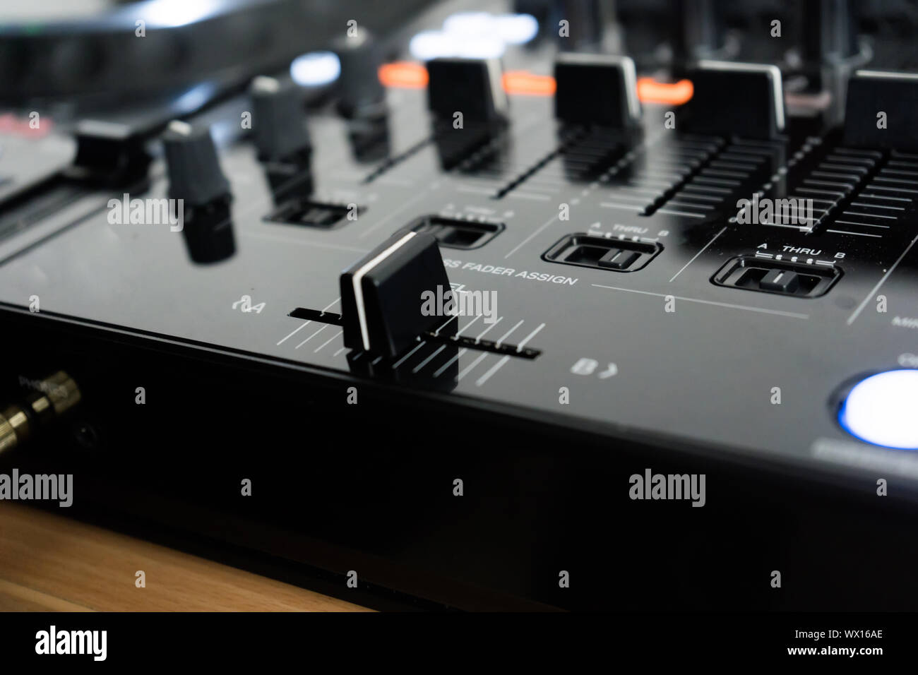 Ampio angolo di foto di nero mixer audio controller con le manopole e i cursori Foto Stock