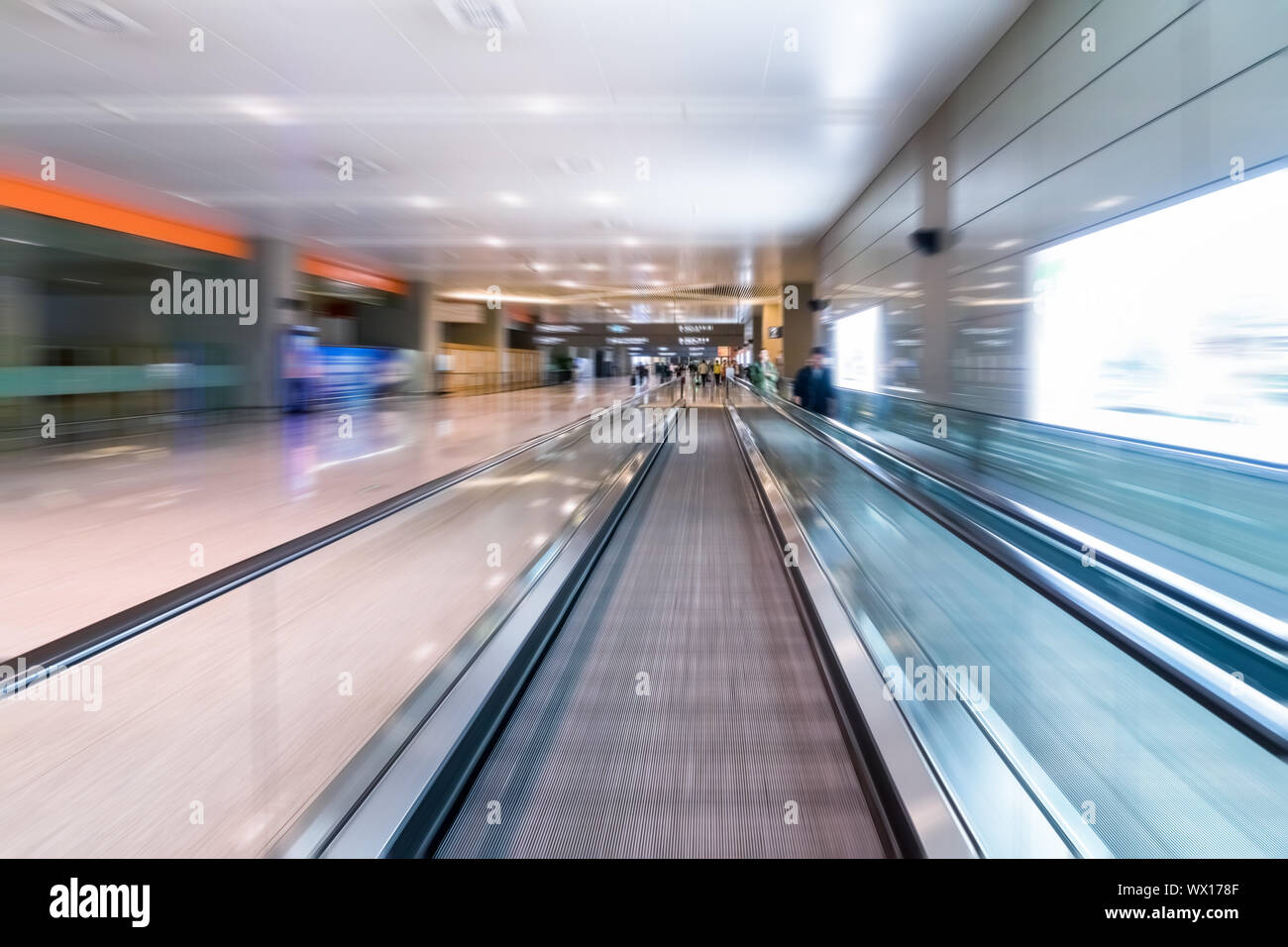 Scale mobili in passerella airport Foto Stock