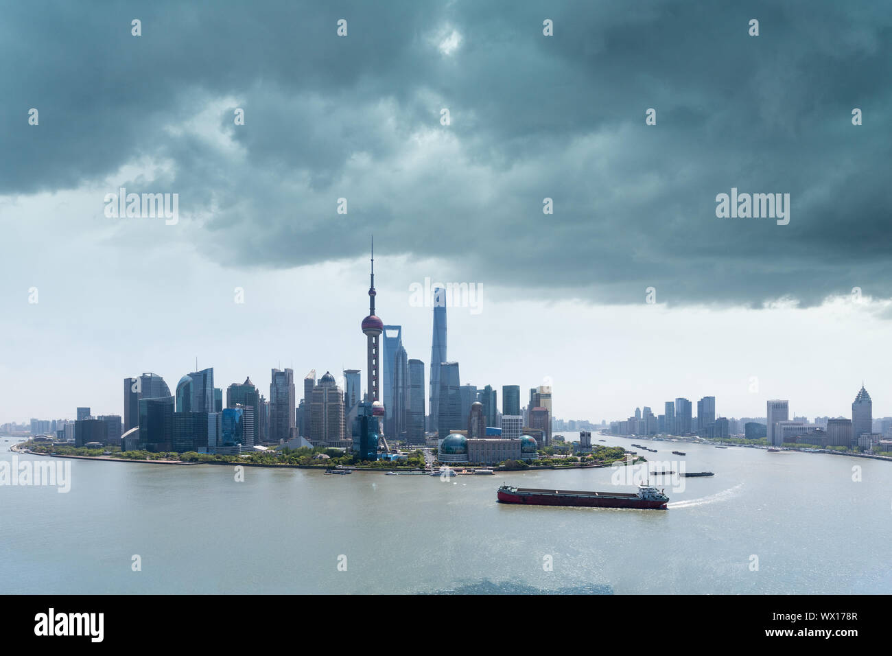 Lo skyline di Shanghai e il cielo si rannuvola Foto Stock