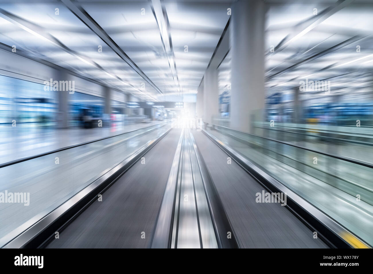 Escalator motion blur nel terminal dell'aeroporto Foto Stock