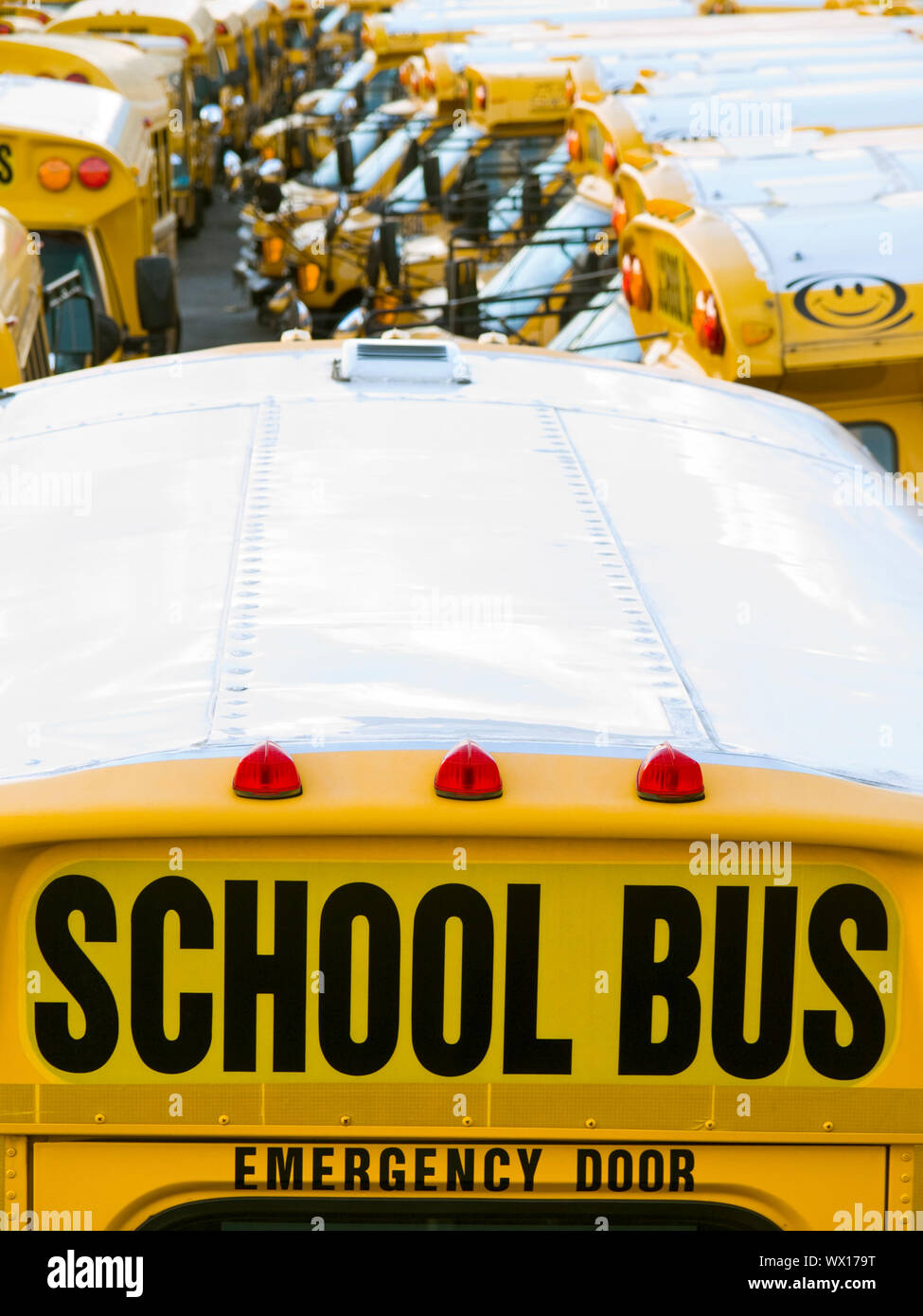 Un sacco di scuola-bus in un parcheggio. Foto Stock