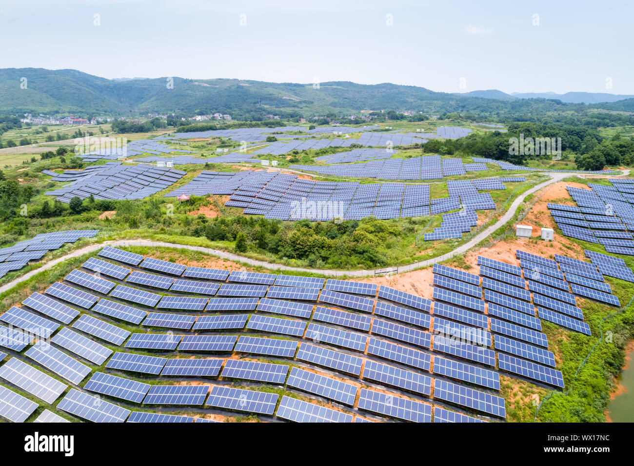 Vista aerea della collina di energia solare Foto Stock