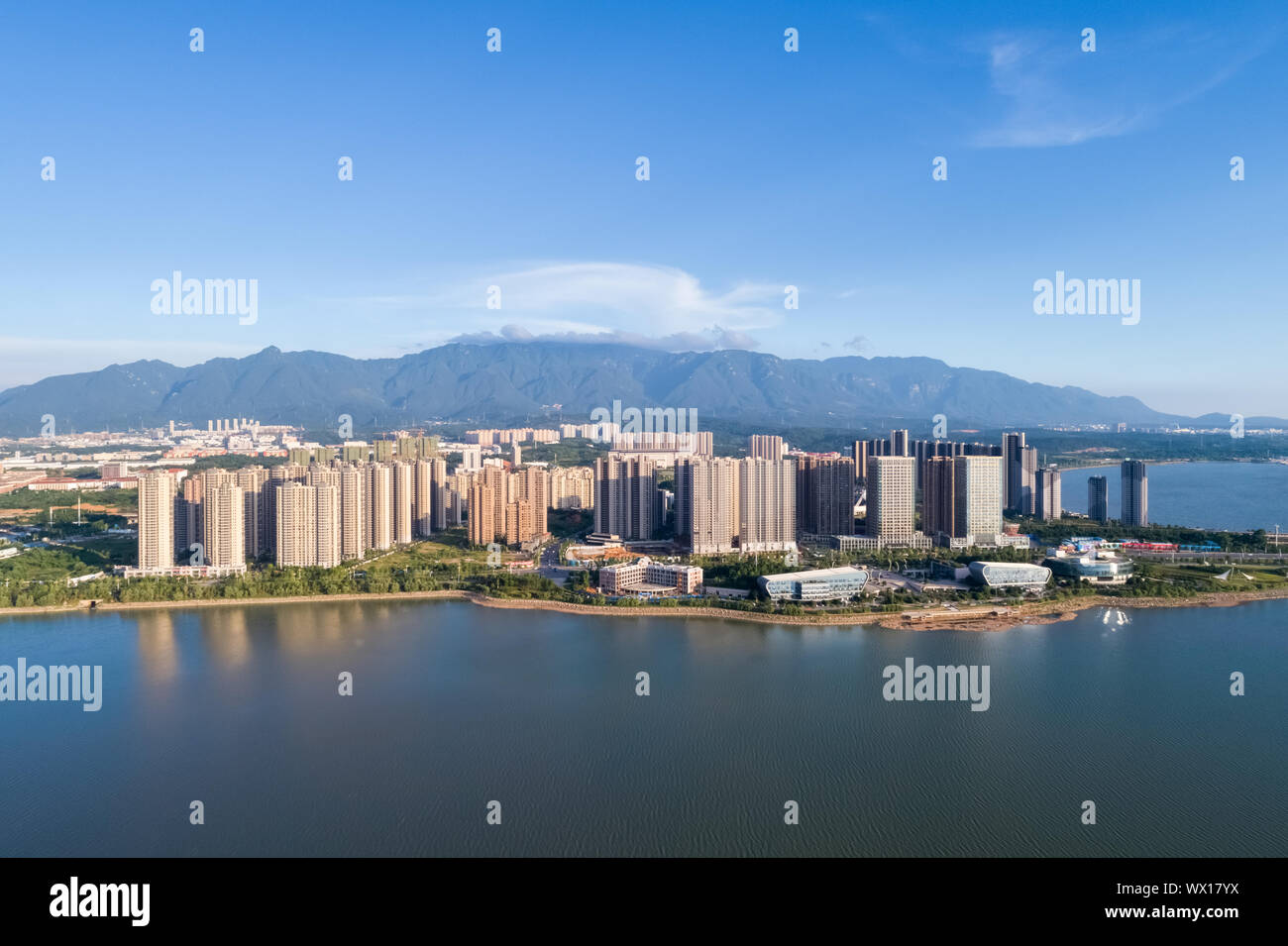 Jiujiang cityscape con montagne-acqua Foto Stock