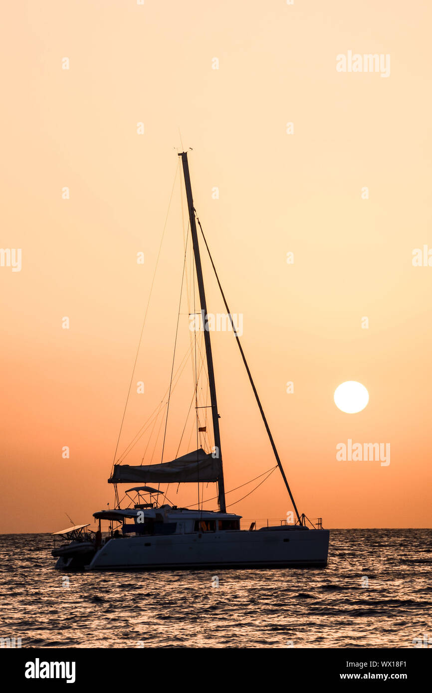 Barche a vela Silhouette al tramonto Foto Stock