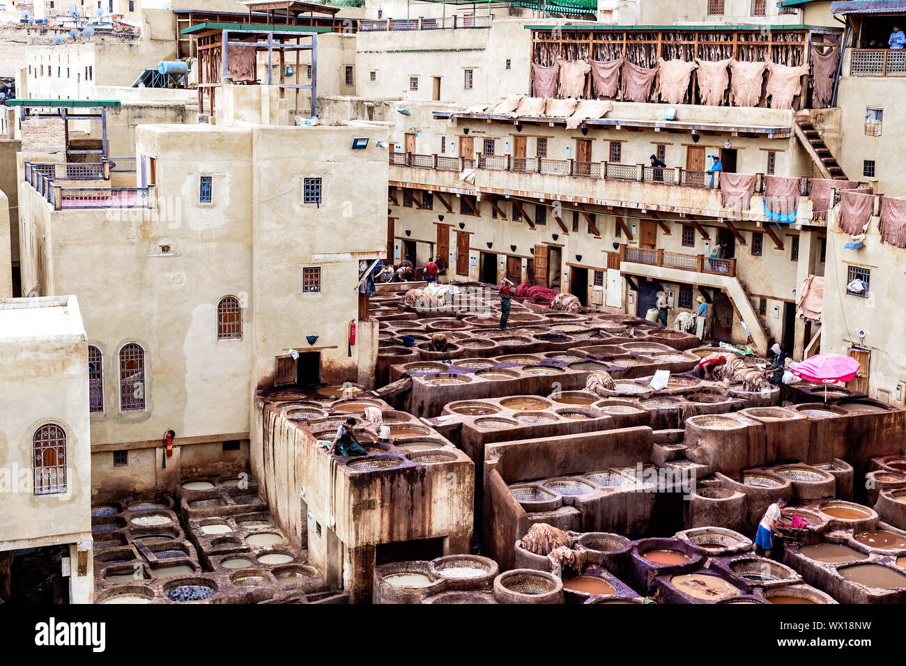 Attrazioni del Marocco. Le concerie di Fez. Serbatoi con coloranti e vasche in il tradizionale seminario in pelle di Fez. Il Marocco, Fes 04.21.2019 Foto Stock