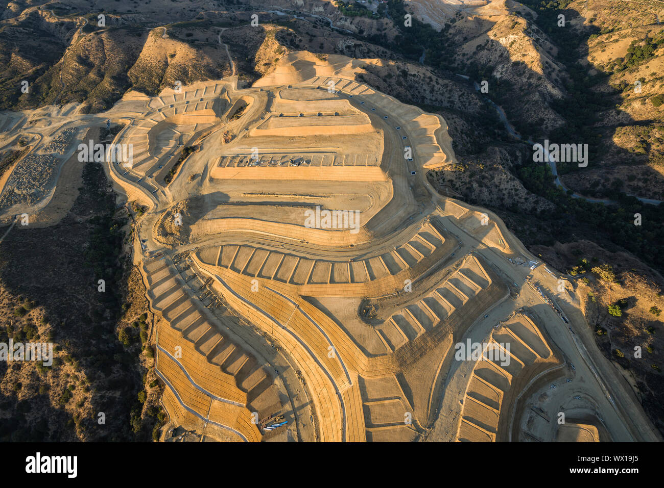Vista aerea della collina di classificazione di costruzione sopra la valle di San Fernando in Los Angeles, California. Foto Stock