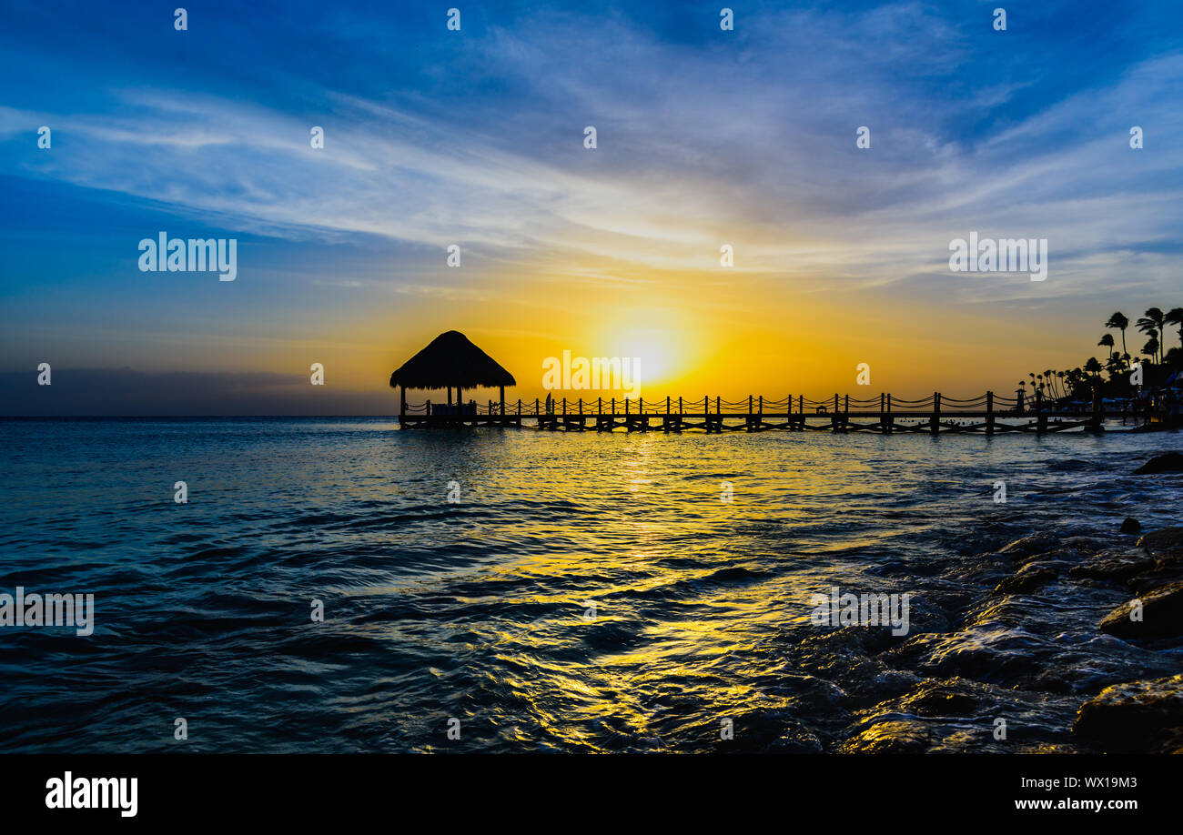 Sole mare tramonto tropicale vista del molo dei Caraibi Foto Stock