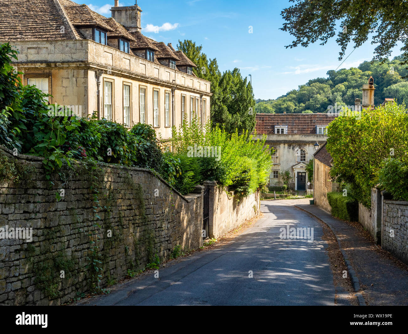 Piccola casa padronale e altri grandiosi edifici su una strada di Freshford village vicino a Bath in Somerset REGNO UNITO Foto Stock