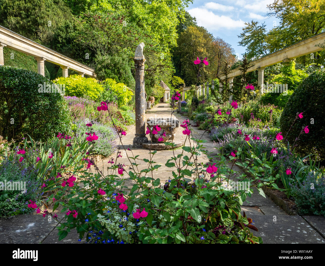 La terrazza superiore del giardino Peto a Iford Manor nella valle di Frome Wiltshire in alta stagione Foto Stock