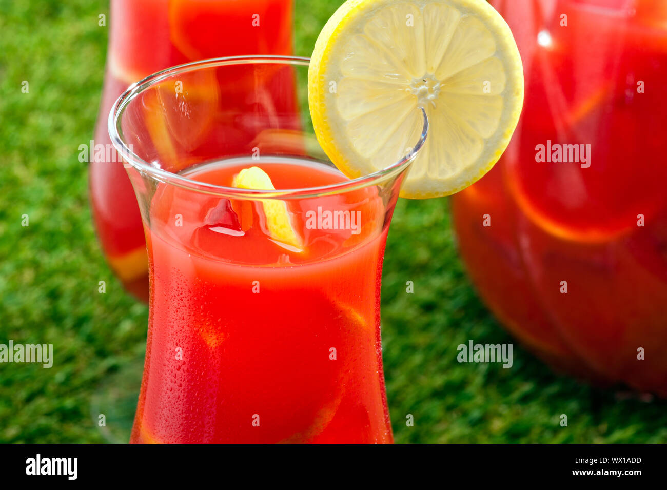 Refrigerate Limone arancione Sangria in una impostazione di estate Foto Stock