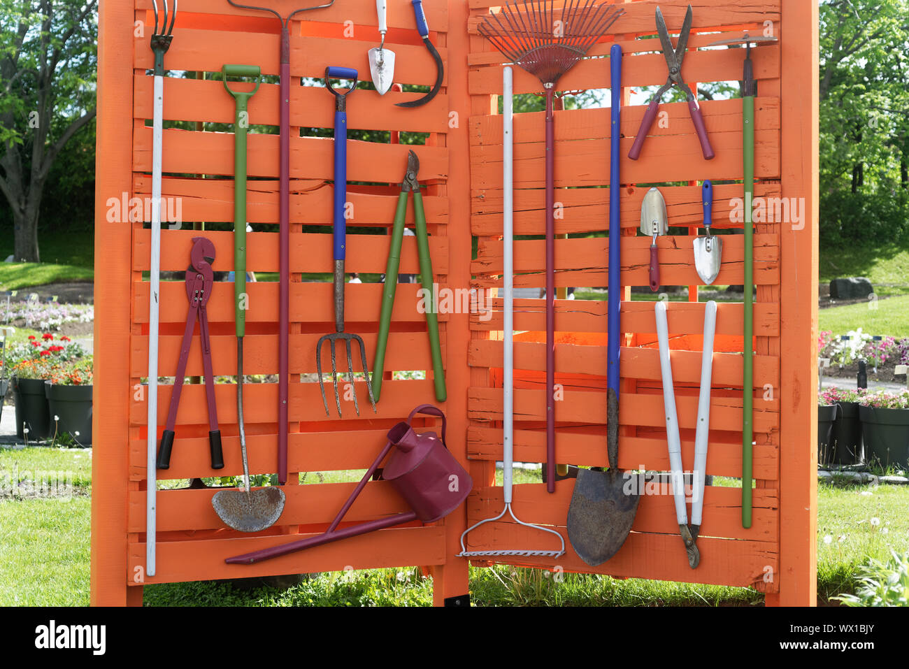 Utensili da giardinaggio su un rack a Montreal in Giardino Botanico Foto Stock