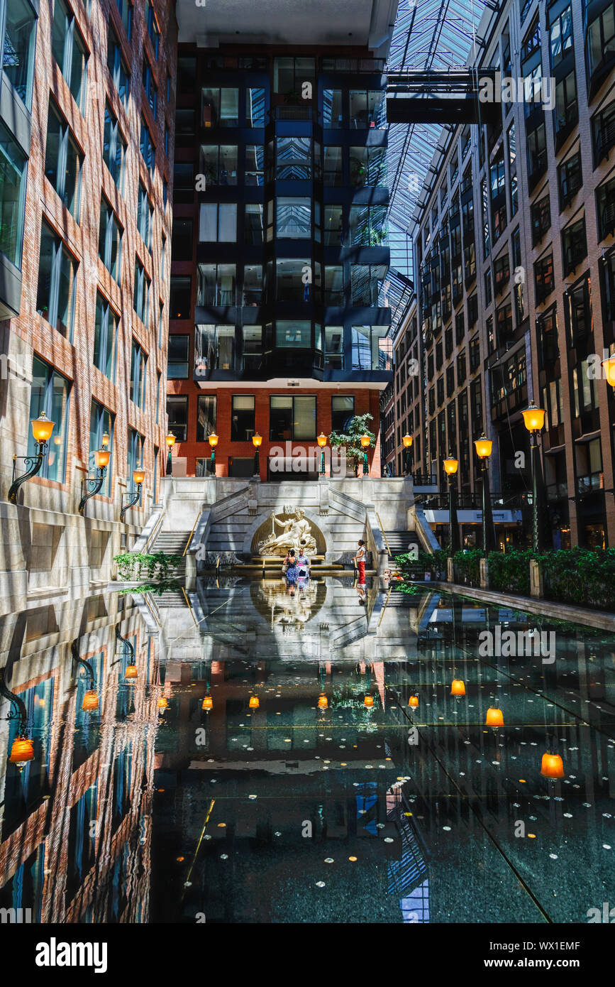 L'interno del World Trade Centre (Centro de Commerce Mondial) a Montreal si riflette in una piscina a specchio Foto Stock