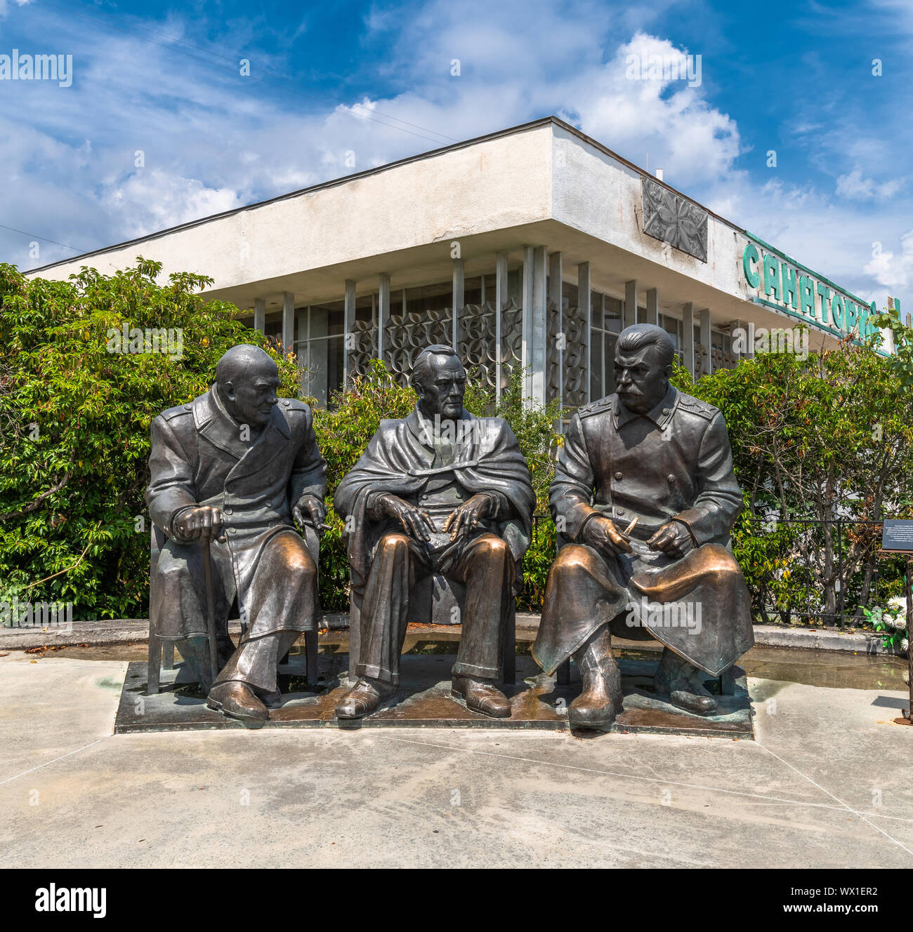 Livadia, Crimea - Luglio 10. 2019. Monumento a Stalin, Roosevelt e Churchill per l'anniversario della conferenza a Yalta nel 1945 Foto Stock