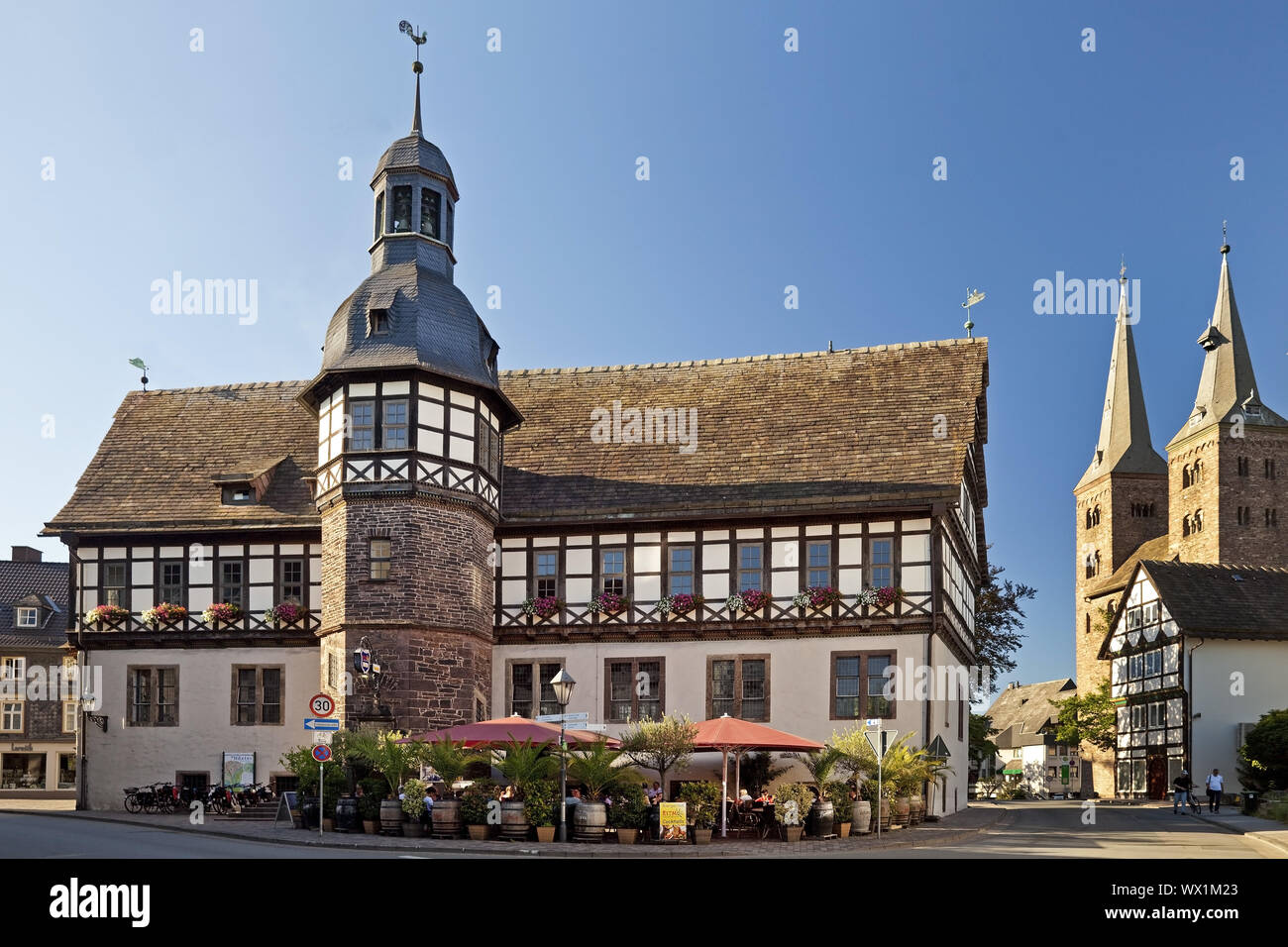 Il municipio storico con San Kiliani chiesa, Hoexter, Renania settentrionale-Vestfalia, Germania, Europa Foto Stock