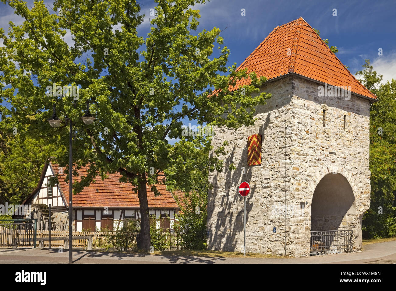 Ex city gate, cosiddetta porta occidentale torre e storico, oilmill Salzkotten, Germania, Europa Foto Stock