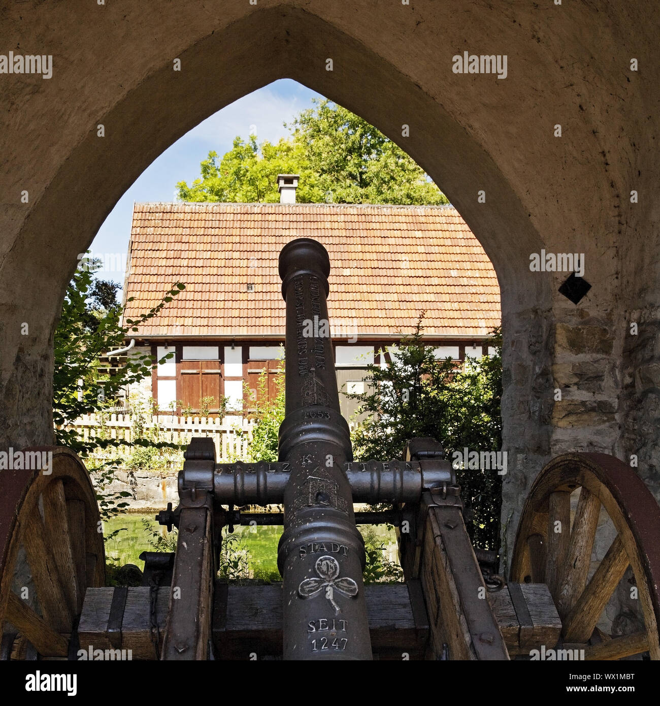 Vista attraverso il Westerntorturm con il cannone per la storica oilmill, Salzkotten, Germania, Europa Foto Stock