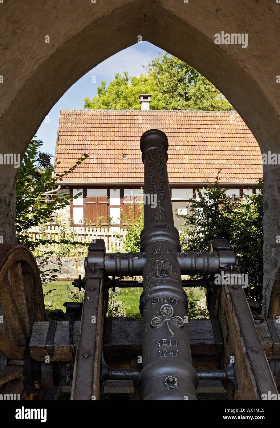Vista attraverso il Westerntorturm con il cannone per la storica oilmill, Salzkotten, Germania, Europa Foto Stock
