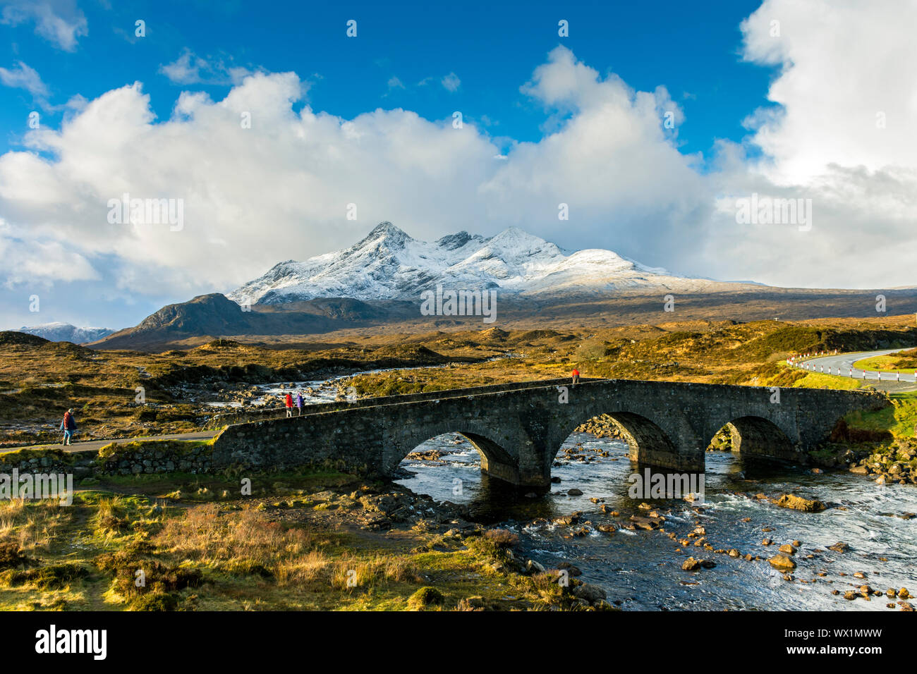 Le montagne Cuillin e il vecchio ponte di Sligachan, Isola di Skye, Scotland, Regno Unito Foto Stock