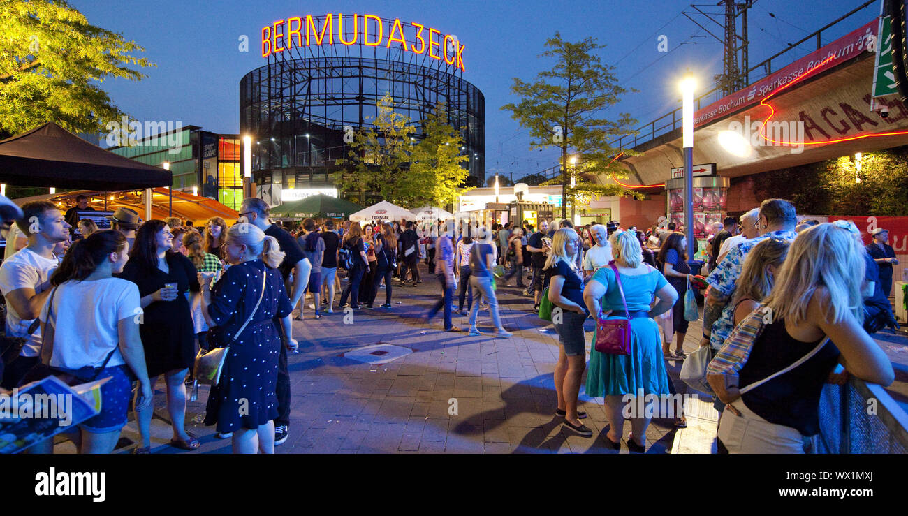 Molte persone al tramonto nel quartiere degli intrattenimenti di Bemudadreieck, Bochum, Germania, Europa Foto Stock