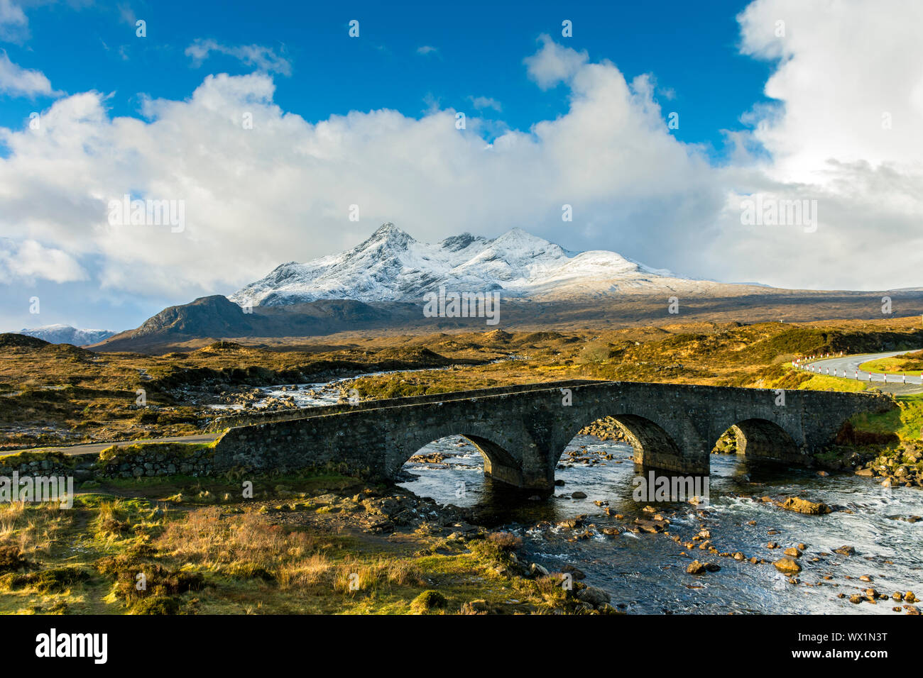 Le montagne Cuillin e il vecchio ponte di Sligachan, Isola di Skye, Scotland, Regno Unito Foto Stock