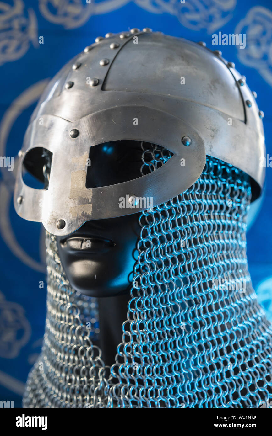 Berserker, casco di viking warrior con mail su stemma con disegni e viking  simbolismo, arte tradizionale del nord della Ue Foto stock - Alamy