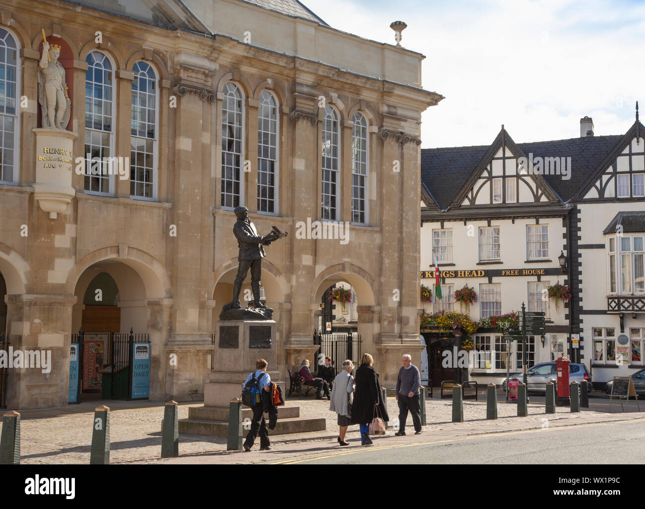 Statua di Charles Rolls fuori la Shire Hall di Agincourt Square, Monmouth, Monmouthshire, Gwent, Wales, Regno Unito. Charles Stewart Rolls, 187 Foto Stock