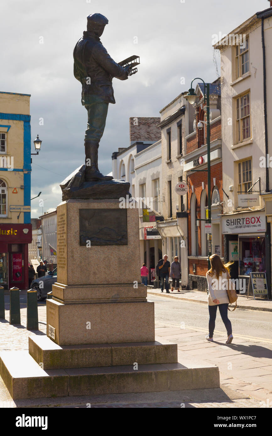 Statua di Charles Rolls fuori la Shire Hall di Agincourt Square, Monmouth, Monmouthshire, Gwent, Wales, Regno Unito. Charles Stewart Rolls, 187 Foto Stock