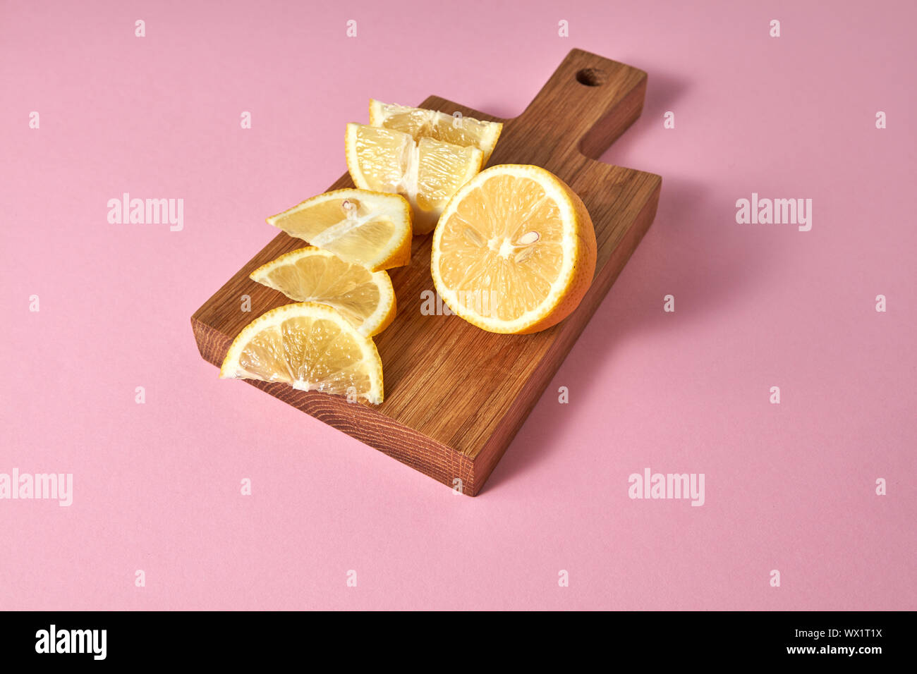 Succose fette gialle di ripe limone - Ingredienti per preparind detox naturale bevanda per la dieta. Agrumi su una tavola di legno su Foto Stock