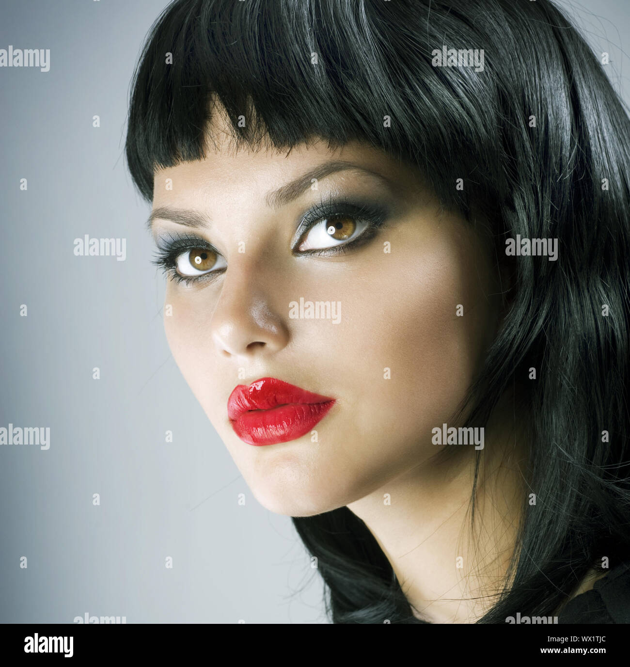 Brunette Extreme makeup.ragazza gotico.taglio di capelli Foto Stock